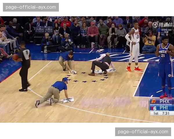 特写:一次界外球挑战中,裁判通过场边超清触摸屏多角度反复核查的60秒 特写:一次界外球挑战中,裁判通过场边超清触摸屏多角度反复核查的60秒